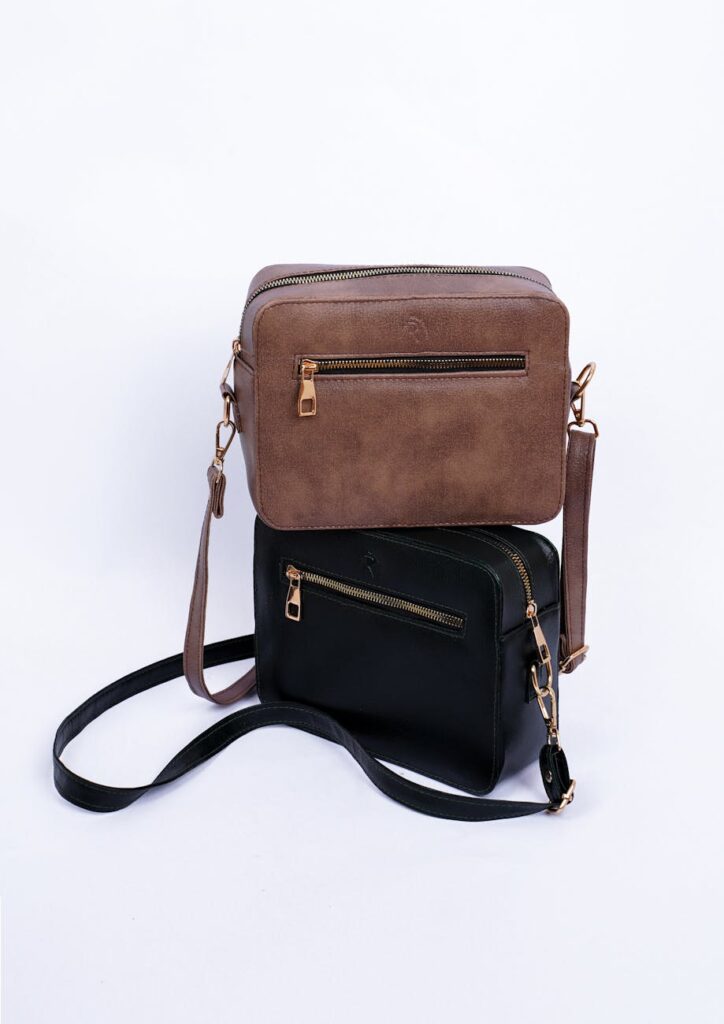 SEMPLEMENT MINIMALE SUPIRO de sacs en cuir marron et noir sur fond blanc.