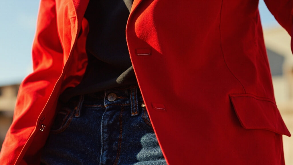 Tendances mode avril 2026 : veston léger, rouge vif et denim