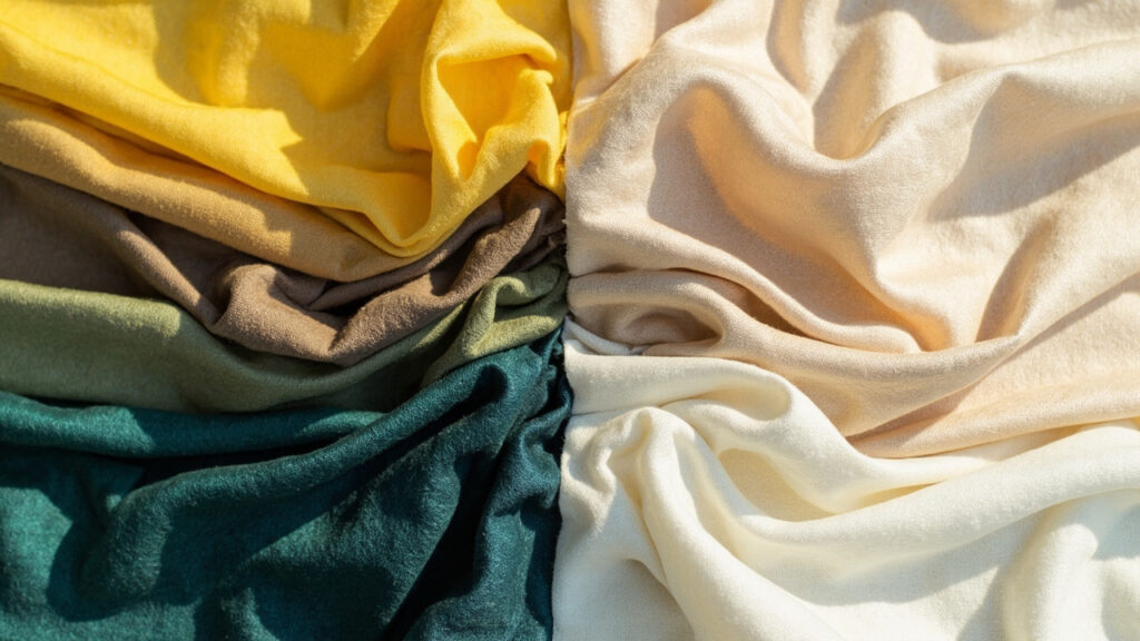 Les couleurs à éviter après 50 ans et leurs alternatives